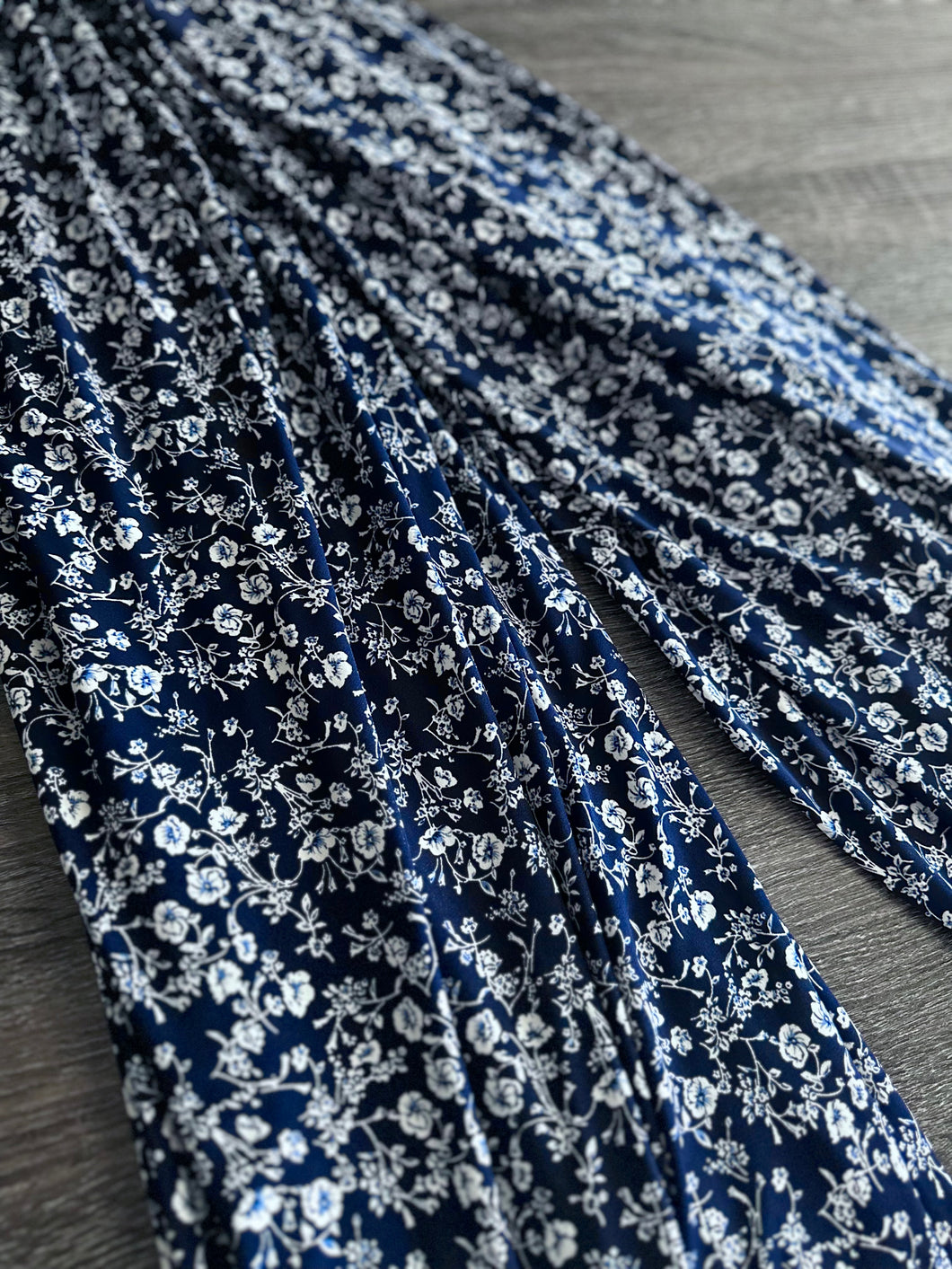 ITY: 3 YD CUT REMNANT Navy blue vine floral ⭐️