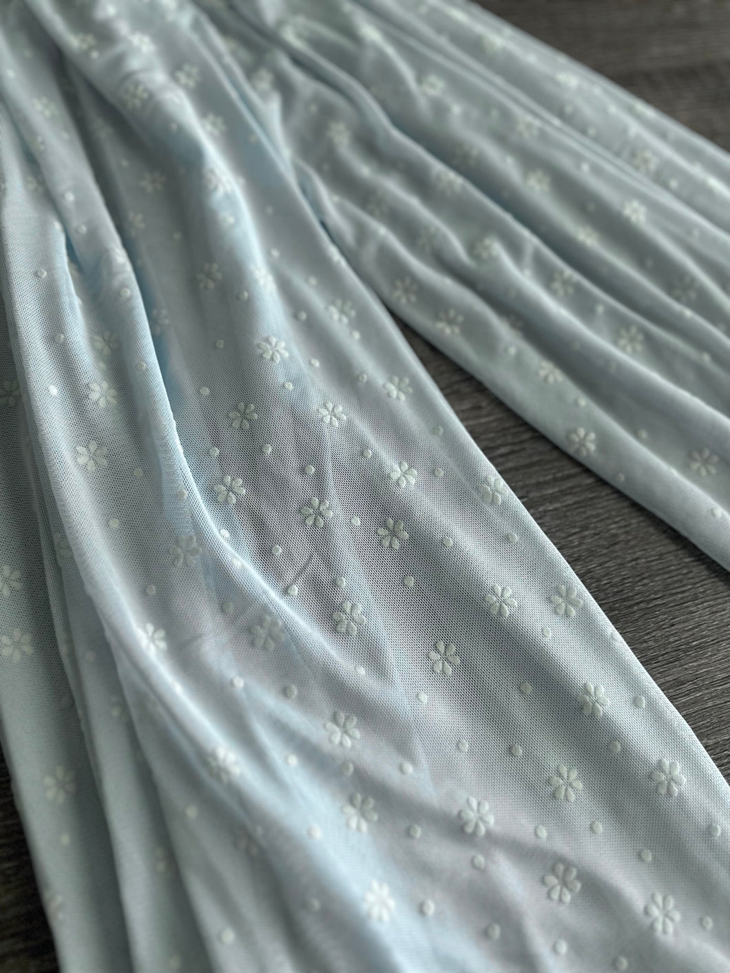 Power mesh (embroidered like): REMNANT(S) Sky blue off white embroidered like flowers ⭐️