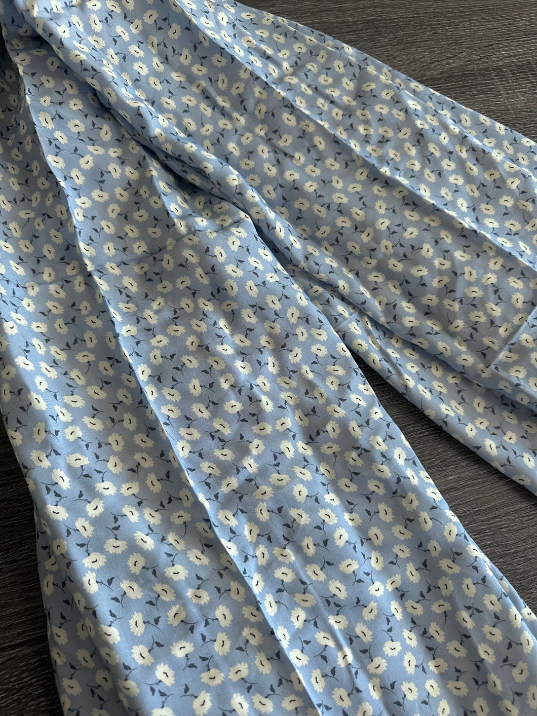 Rayon challis woven: 1.5 YD CUT REMNANT Baby blue white flowers ⭐️