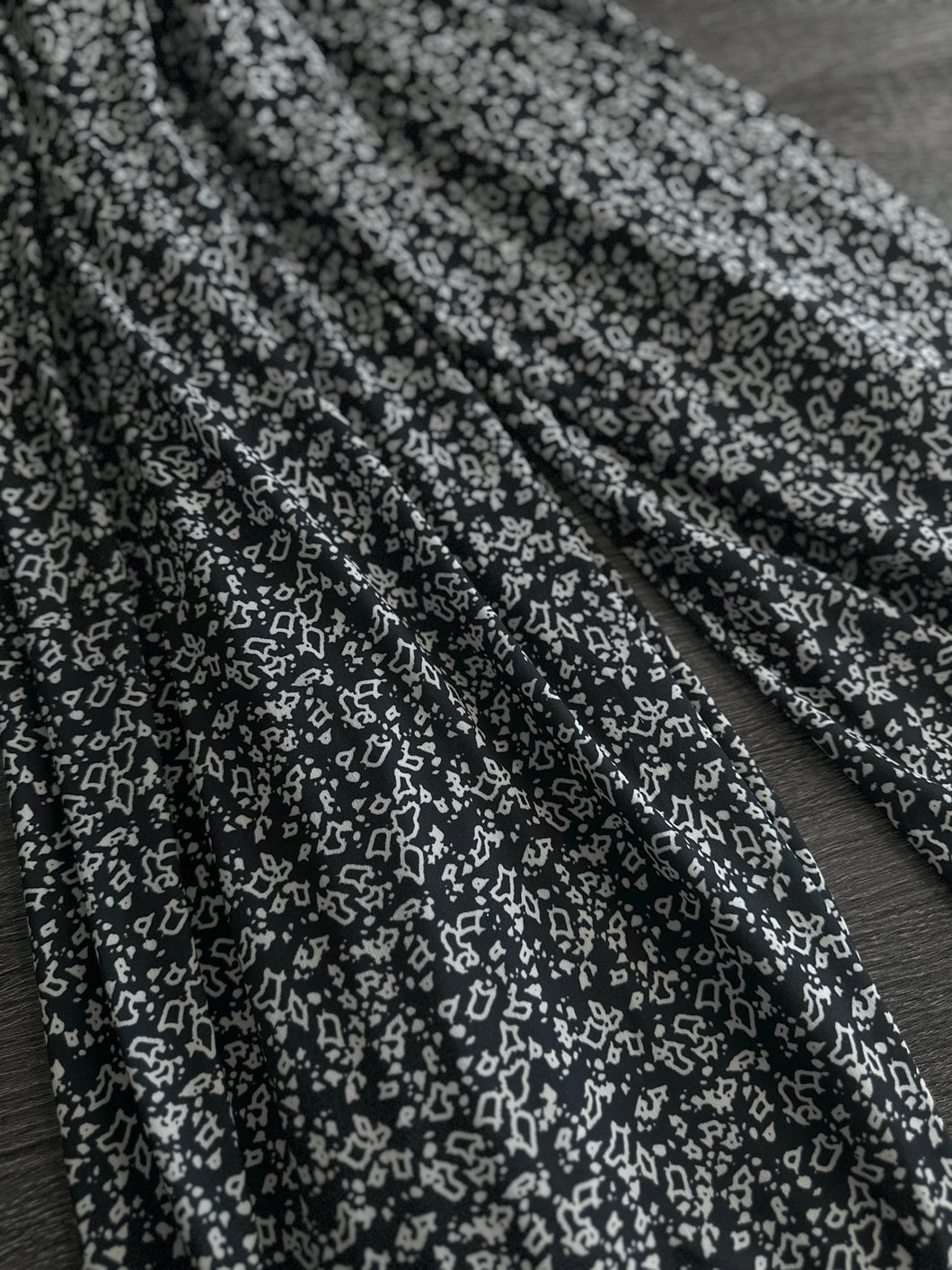 ITY: 3 YD CUT REMNANT Dim black abstract design ⭐️