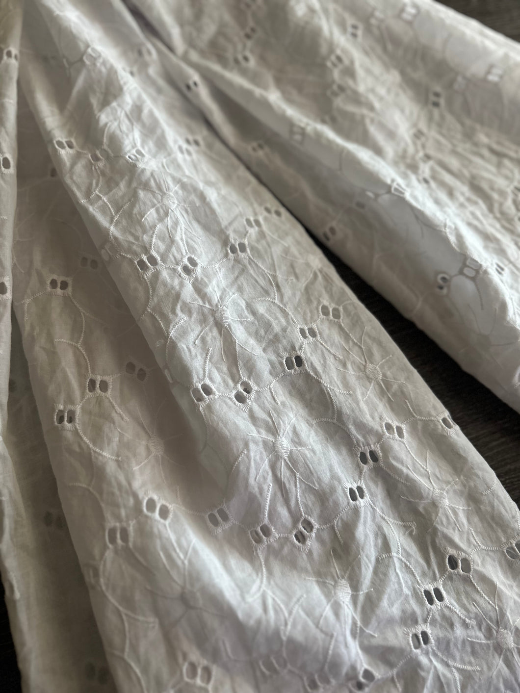 Cotton embroidered eyelet: REMNANT(S) White floral eyelet ⭐️