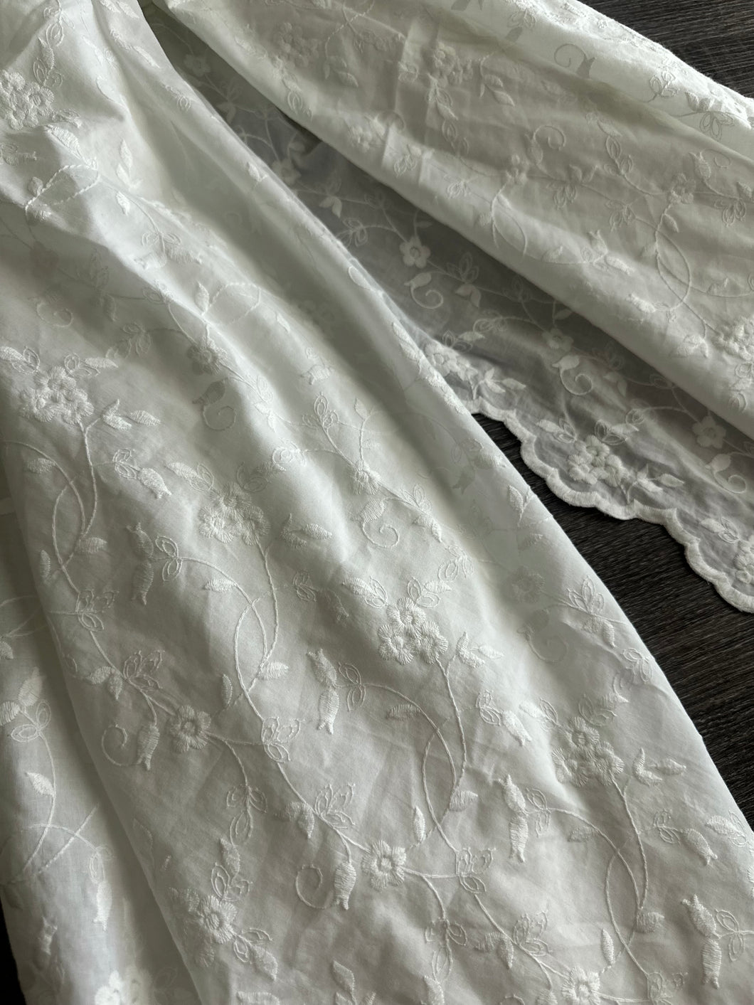 Cotton embroidered (scalloped edge): 2.5 YD CUT REMNANT White embroidered floral ⭐️
