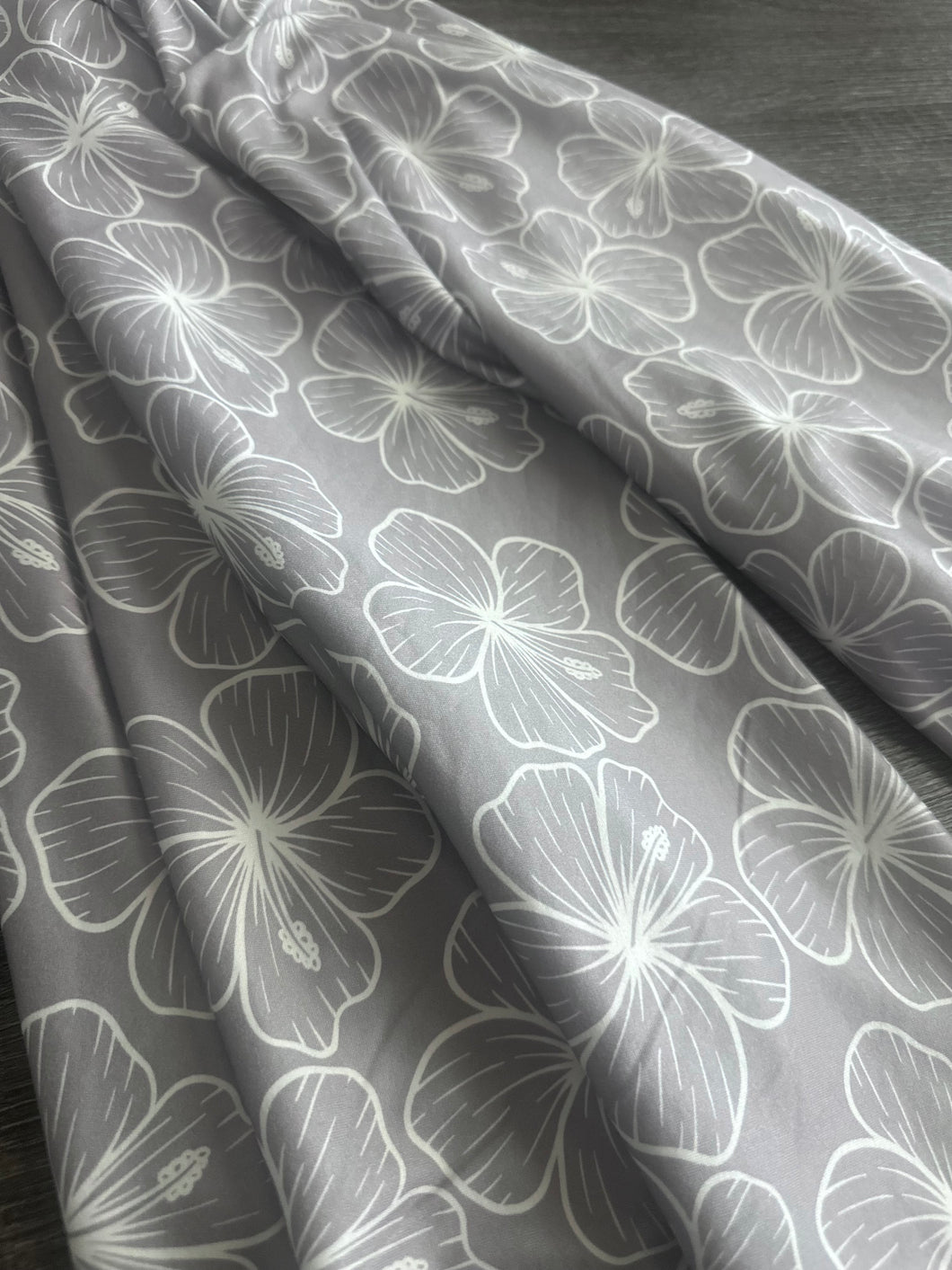 Double brushed poly: Silver pretty flowers ⭐️