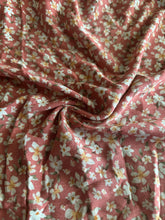 Load image into Gallery viewer, Rayon crinkle woven: 3 YD CUT REMNANT Peach pink beige floral ⭐️
