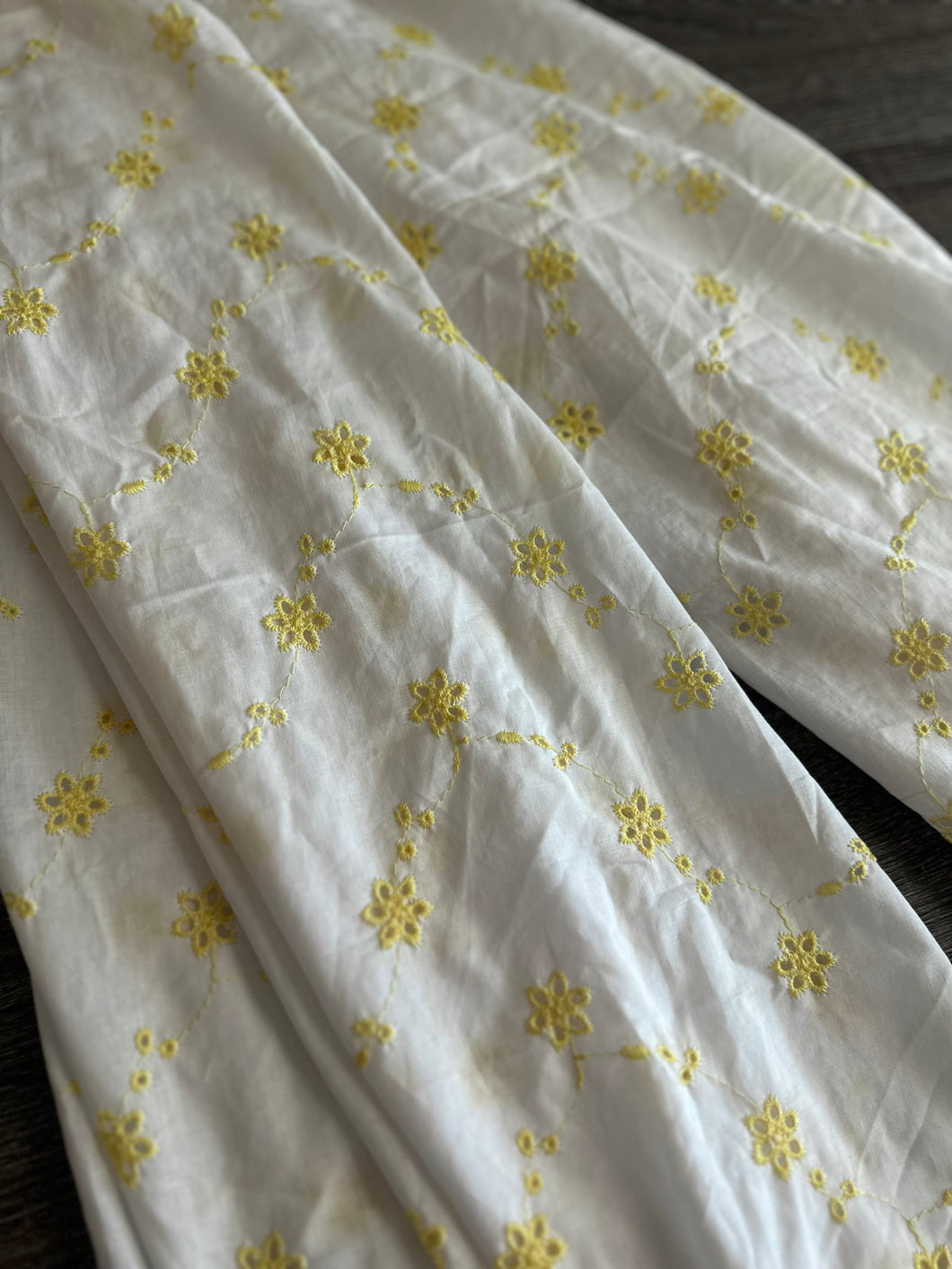 Cotton embroidered eyelet woven: 3.5 YD CUT REMNANT White yellow embroidered eyelet floral ⭐️