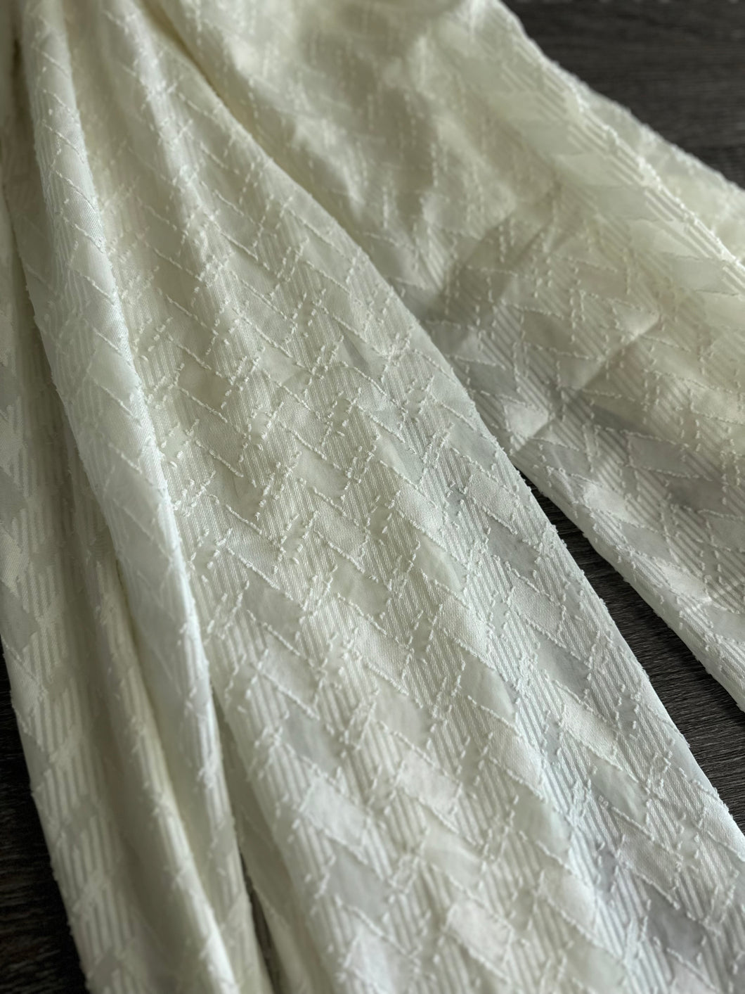 Chiffon jacquard woven: 3.5 YD CUT REMNANT Ivory diamond design ⭐️