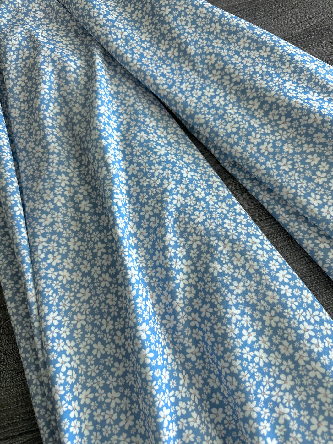 ITY Moss crepe (heavy): 2 YD CUT REMNANT Baby blue white yellow center floral ⭐️