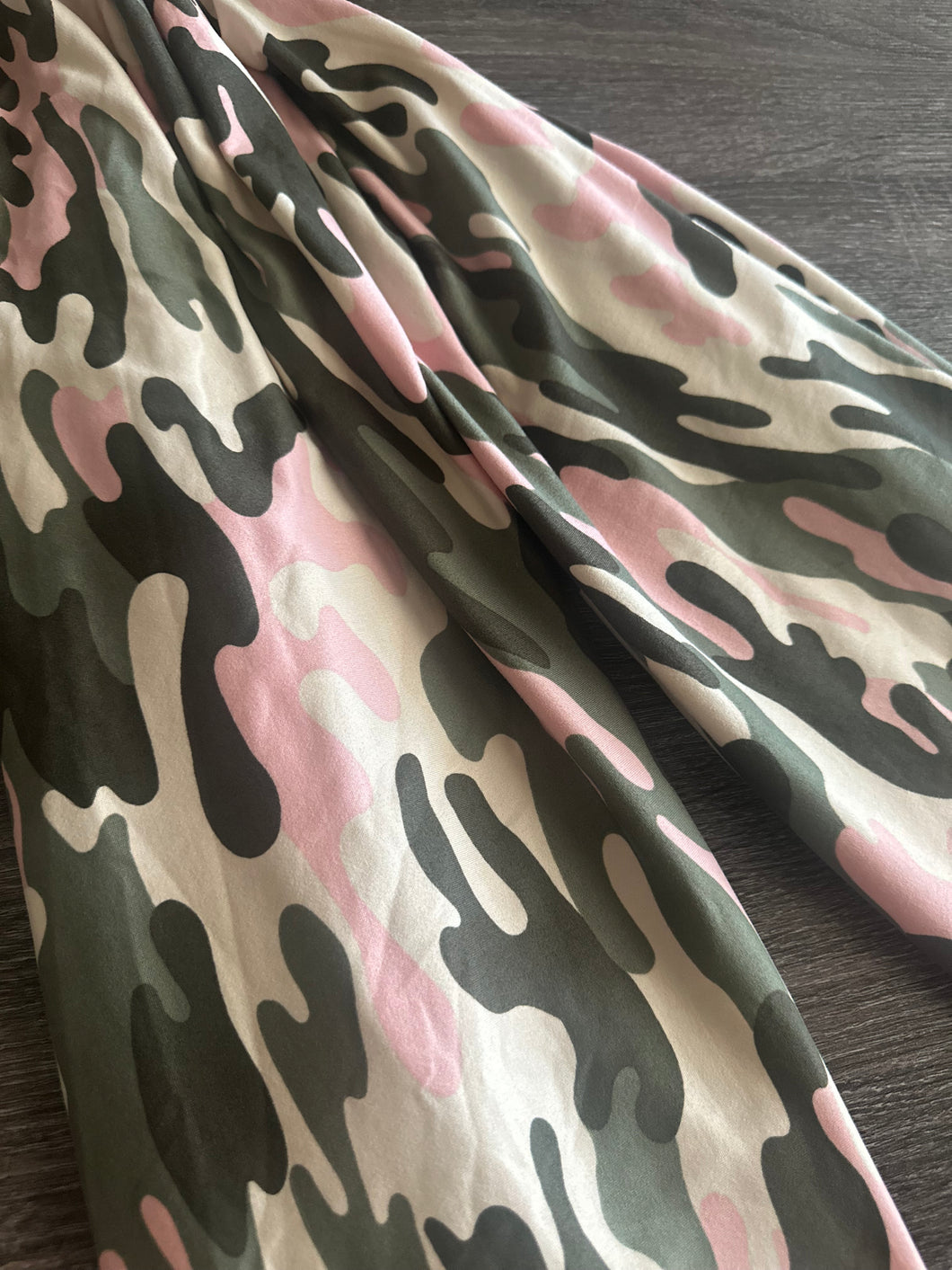 Double brushed poly: Creamy pink olive green army ⭐️