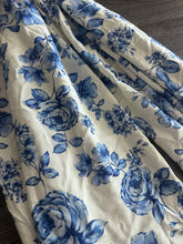 Load image into Gallery viewer, Linen: 2.5 YD CUT REMNANT Off White blue floral ⭐️
