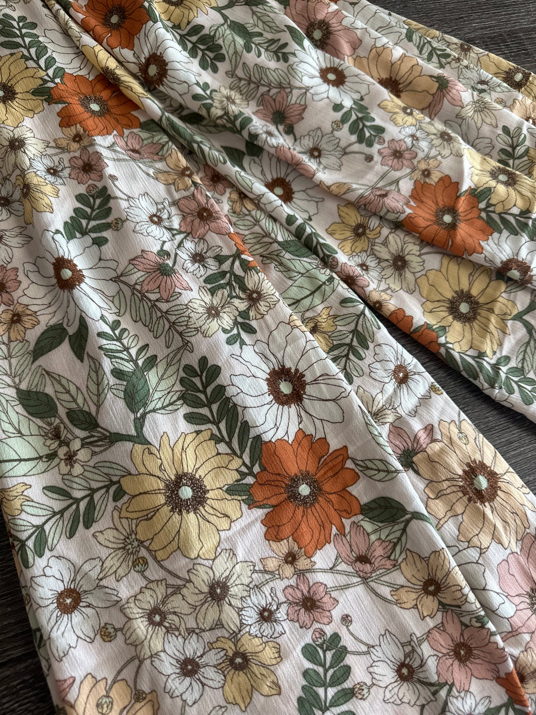 Rayon crinkle woven: 2.25 YD CUT REMNANT Hint of pink mauve white rust floral ⭐️