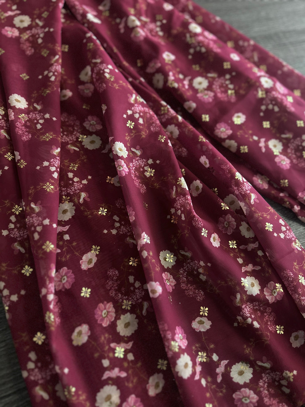 Woven (chiffon foil): 3.25 YD CUT REMNANT Berry pretty floral w/ foil floral shaped ⭐️