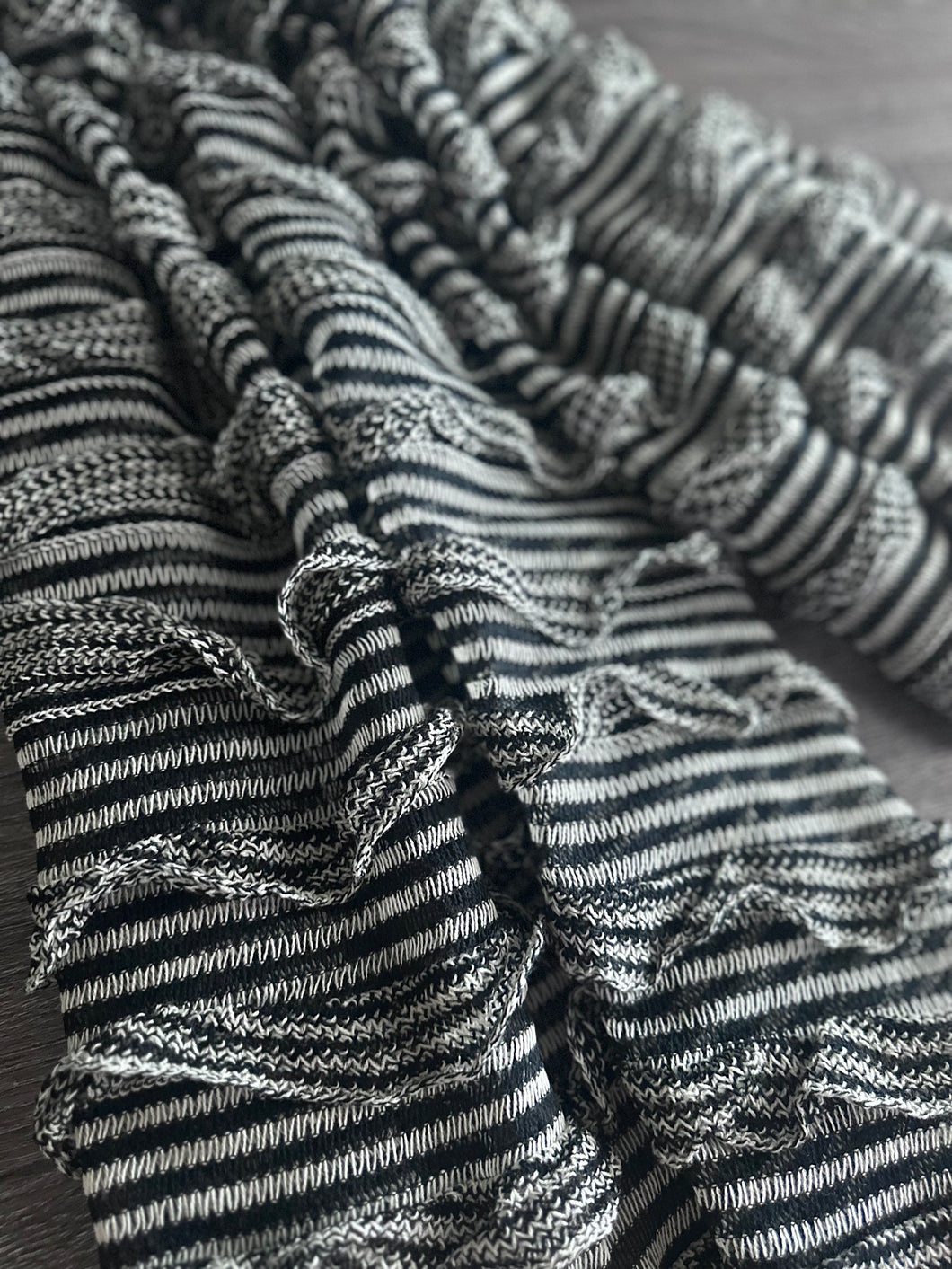 Stretchy knit (ruffled): Black white ruffled ⭐️