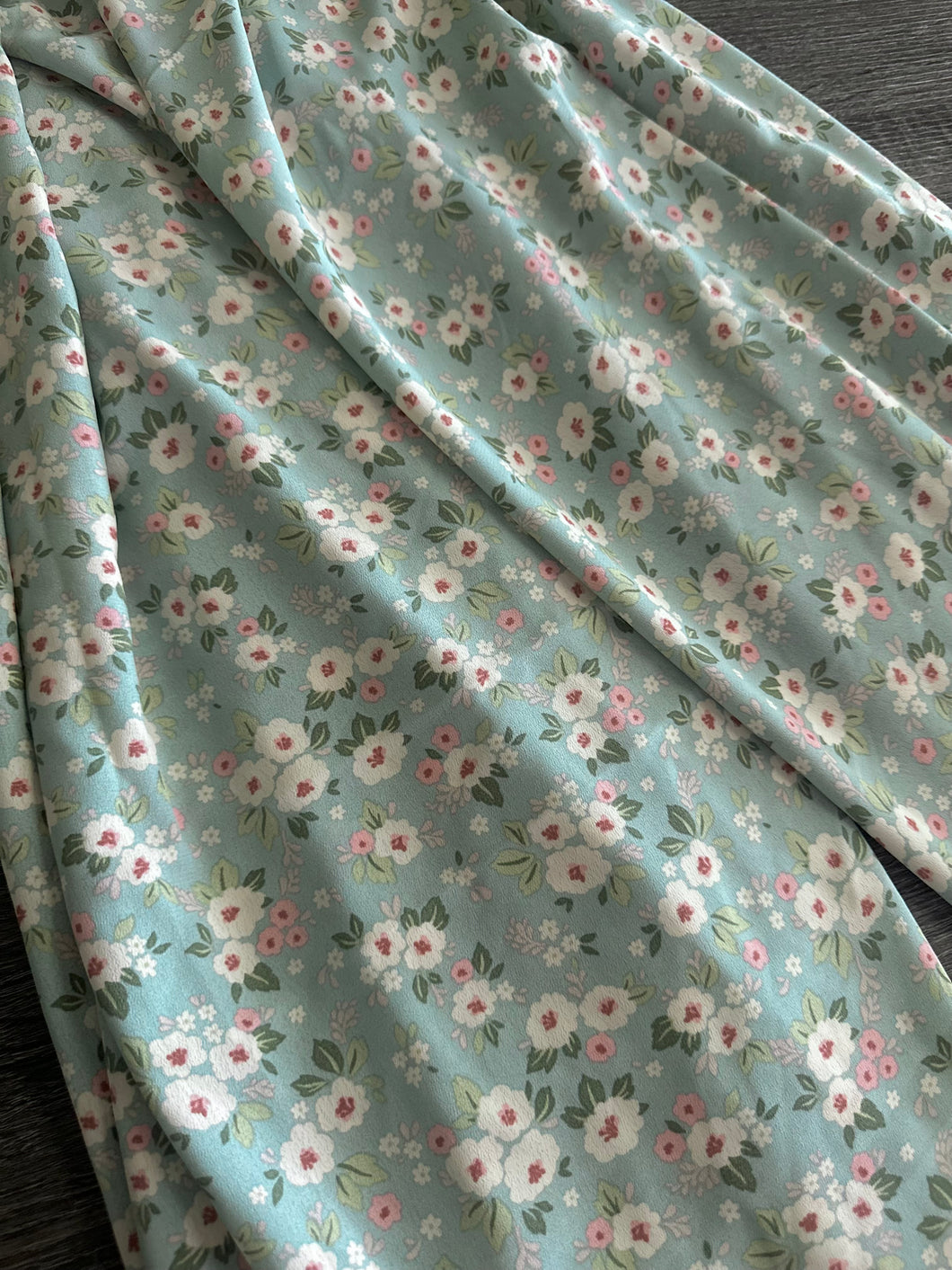 Crepe woven: 2.5 YD CUT REMNANT Light blue green pretty floral ⭐️