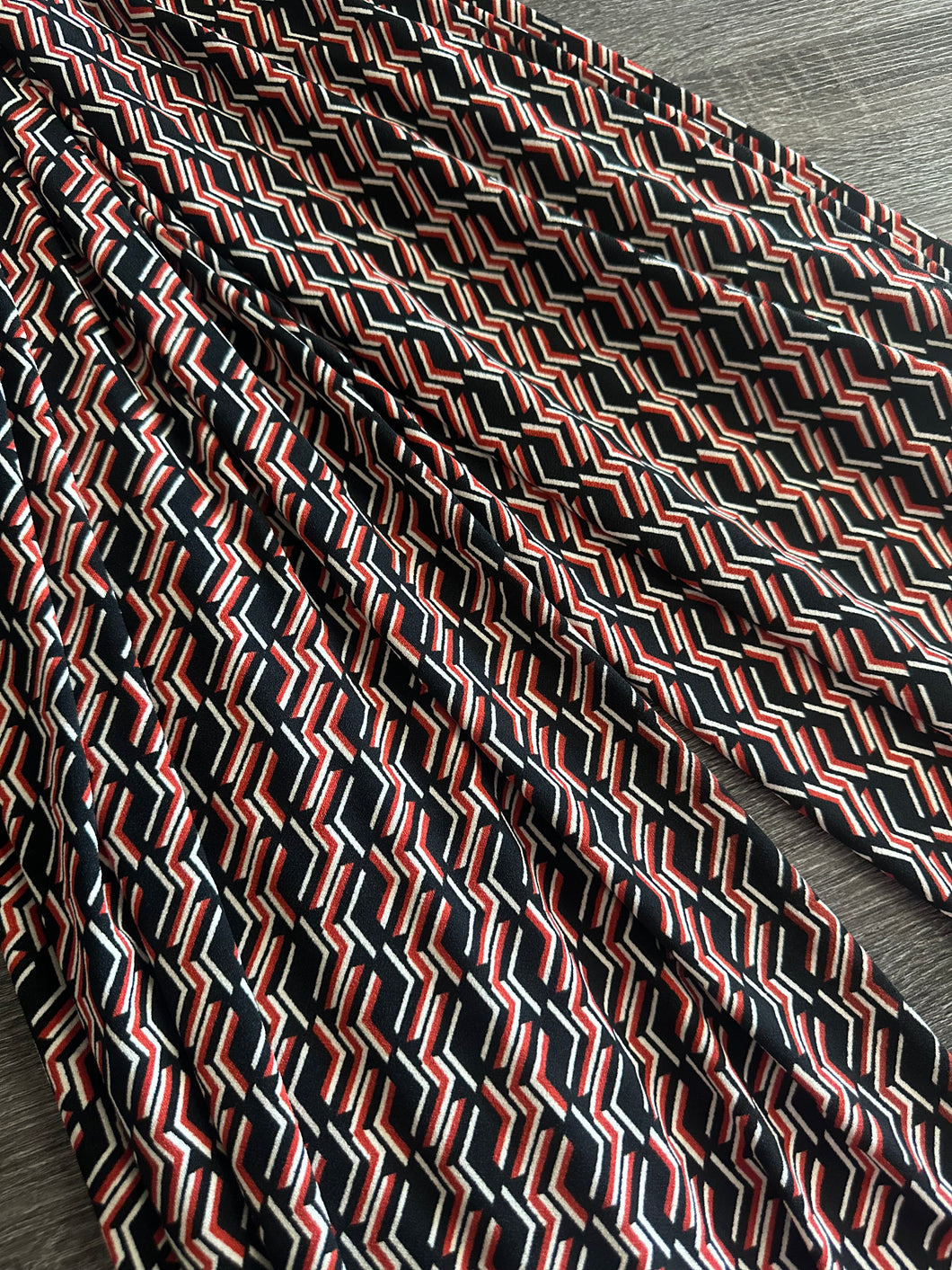 Lightweight ITY moss crepe: 4.25 YD CUT REMNANT Black dark brick ivory design ⭐️