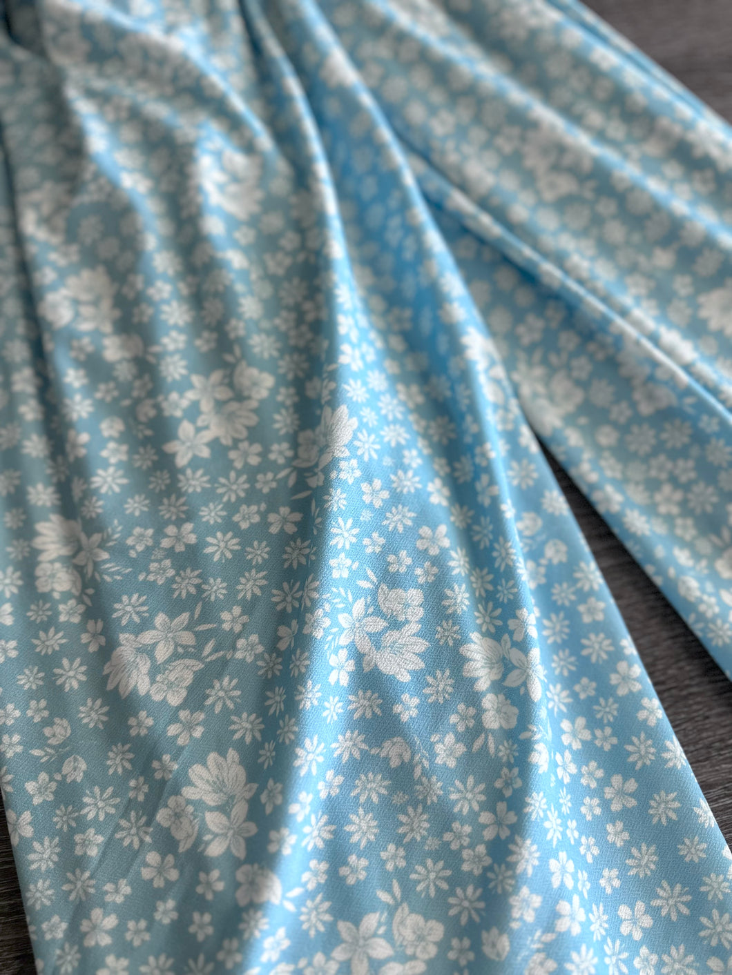 ITY Moss crepe: 4.75 YD CUT REMNANT Sky blue white floral ⭐️