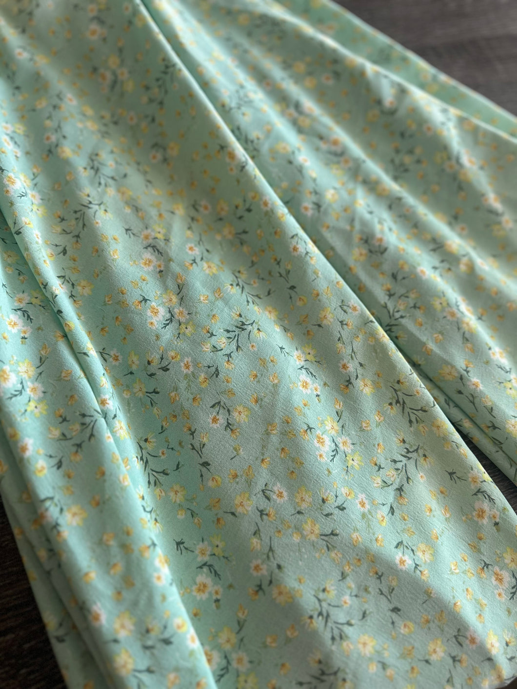 100% Polyester (CEY airflow) woven: 2.75 YD CUT REMNANT Mint yellow floral ⭐️