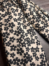 Load image into Gallery viewer, Single gauze (100% cotton) 2.75 YD CUT REMNANT Cream black groovy floral ⭐️
