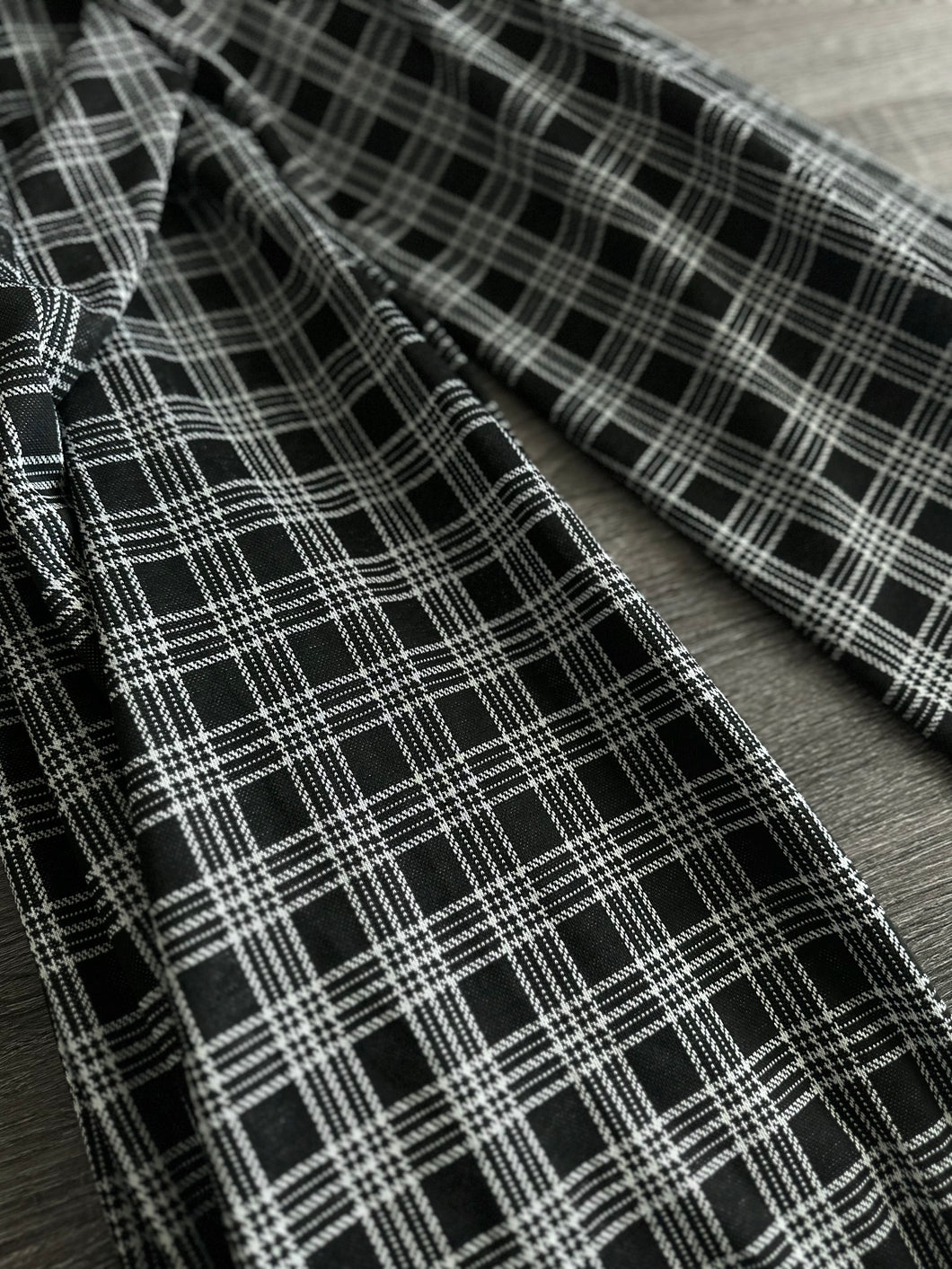 Double knit: 4 YD CUT REMNANT Black off white plaid ⭐️